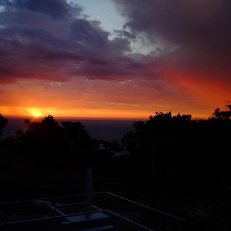 Apartamento Bright Camps Bay Loft With Stunning Views And Shared Pool Ciudad del Cabo Exterior foto