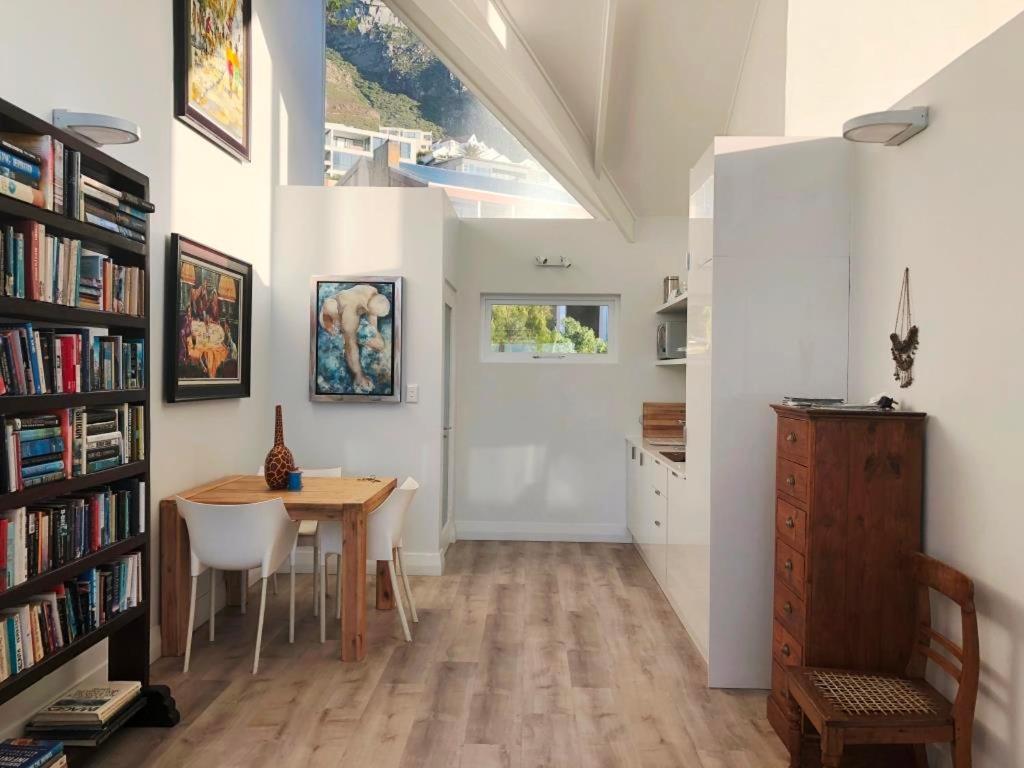 Apartamento Bright Camps Bay Loft With Stunning Views And Shared Pool Ciudad del Cabo Exterior foto