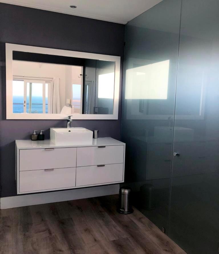 Apartamento Bright Camps Bay Loft With Stunning Views And Shared Pool Ciudad del Cabo Exterior foto