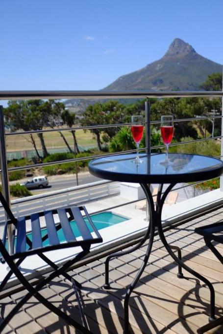 Apartamento Bright Camps Bay Loft With Stunning Views And Shared Pool Ciudad del Cabo Exterior foto